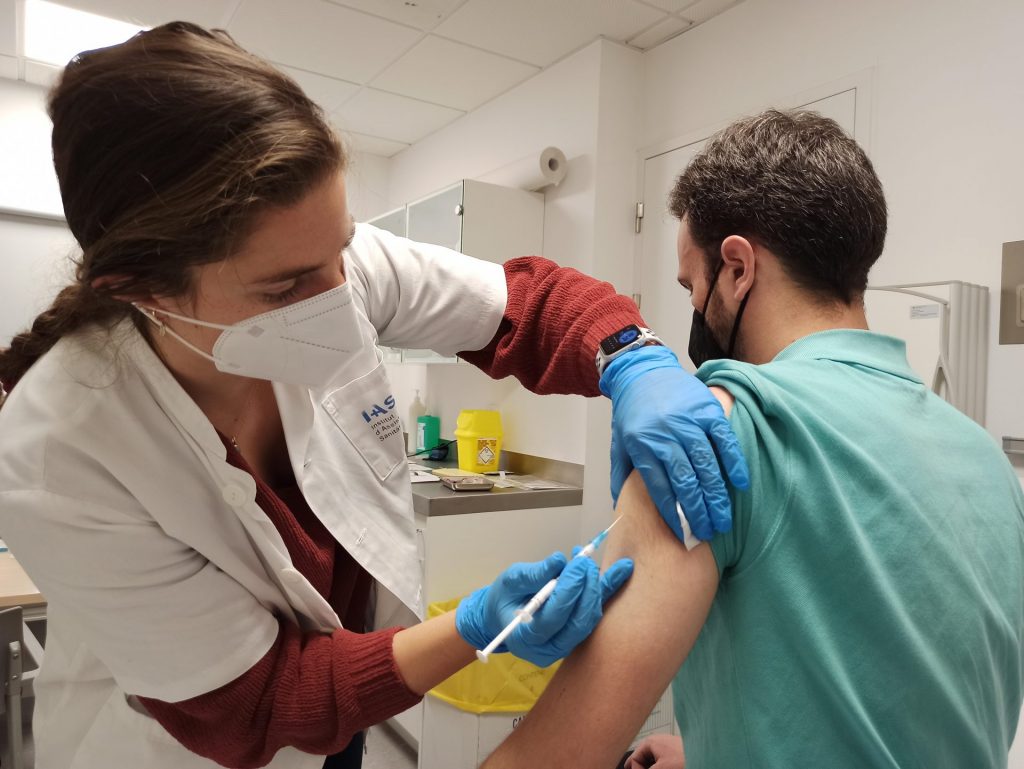 El Trueta comienza a vacunar a las personas voluntarias en la Fase III del ensayo clínico de la vacuna contra la Covid-19 de HIPRA