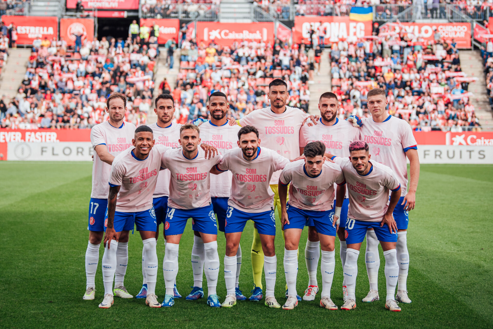 Els jugadors del Girona FC llueixen la samarreta solidària "Som Tossudes". // Imatge: Girona FC